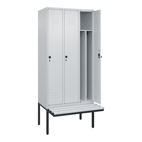 C+P Spind Classic PLUS, Bank, 3 Abteile, 2120x900x815mm, 7035/7035 Verschluss Sicherheits-Drehriegel 4 Garderobenhaken Trennwand mittig Dekor Banklatten RAL 7035 Lichtgrau Sitzbanktyp auskragend
