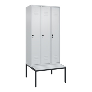 C+P Spind Classic PLUS, Bank, 3 Abteile, 2120x900x815mm, 7035/7035 Verschluss Sicherheits-Drehriegel 4 Garderobenhaken Trennwand mittig Dekor Banklatten RAL 7035 Lichtgrau Sitzbanktyp untergebaut