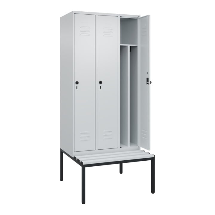 C+P Spind Classic PLUS, Bank, 3 Abteile, 2120x900x815mm, 7035/7035 Verschluss Sicherheits-Drehriegel 4 Garderobenhaken Trennwand mittig Dekor Banklatten RAL 7035 Lichtgrau Sitzbanktyp untergebaut