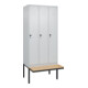 C+P Spind Classic PLUS, Bank, 3 Abteile, 2120x900x815mm, 7035/7035 Verschluss Sicherheits-Drehriegel 4 Garderobenhaken Trennwand mittig  Sitzbanktyp auskragend-1