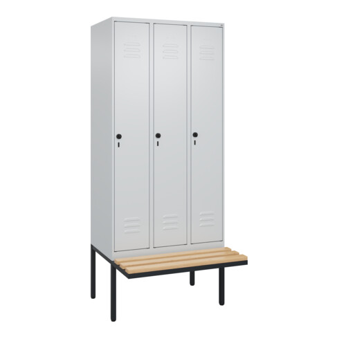 C+P Spind Classic PLUS, Bank, 3 Abteile, 2120x900x815mm, 7035/7035 Verschluss Sicherheits-Drehriegel 4 Garderobenhaken Trennwand mittig Sitzbanktyp auskragend