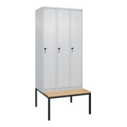 C+P Spind Classic PLUS, Bank, 3 Abteile, 2120x900x815mm, 7035/7035 Verschluss Sicherheits-Drehriegel 4 Garderobenhaken Trennwand mittig  Sitzbanktyp untergebaut