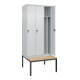 C+P Spind Classic PLUS, Bank, 3 Abteile, 2120x900x815mm, 7035/7035 Verschluss Sicherheits-Drehriegel 4 Garderobenhaken Trennwand mittig  Sitzbanktyp untergebaut-2