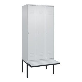 C+P Spind Classic PLUS, Bank, 3 Abteile, 2120x900x815mm, 7035/7035 Verschluss Zylinderschloss 3 Garderobenhaken  Dekor Banklatten RAL 7035 Lichtgrau Sitzbanktyp auskragend
