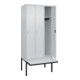 C+P Spind Classic PLUS, Bank, 3 Abteile, 2120x900x815mm, 7035/7035 Verschluss Zylinderschloss 3 Garderobenhaken  Dekor Banklatten RAL 7035 Lichtgrau Sitzbanktyp auskragend-2