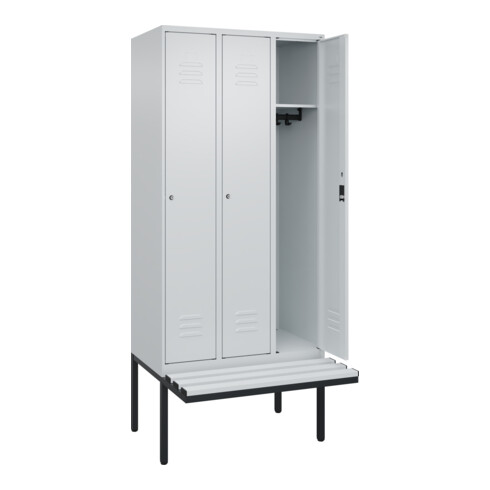 C+P Spind Classic PLUS, Bank, 3 Abteile, 2120x900x815mm, 7035/7035 Verschluss Zylinderschloss 3 Garderobenhaken  Dekor Banklatten RAL 7035 Lichtgrau Sitzbanktyp auskragend