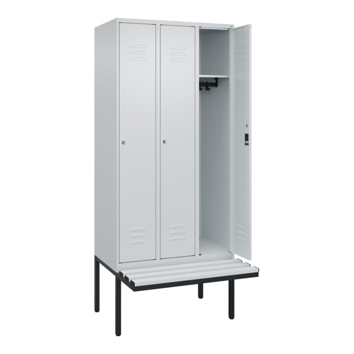 C+P Spind Classic PLUS, Bank, 3 Abteile, 2120x900x815mm, 7035/7035 Verschluss Zylinderschloss 3 Garderobenhaken  Dekor Banklatten RAL 7035 Lichtgrau Sitzbanktyp auskragend