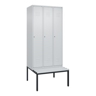 C+P Spind Classic PLUS, Bank, 3 Abteile, 2120x900x815mm, 7035/7035 Verschluss Zylinderschloss 4 Garderobenhaken Trennwand mittig Dekor Banklatten RAL 7035 Lichtgrau Sitzbanktyp untergebaut