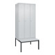 C+P Spind Classic PLUS, Bank, 3 Abteile, 2120x900x815mm, 7035/7035 Verschluss Zylinderschloss 4 Garderobenhaken Trennwand mittig Dekor Banklatten RAL 7035 Lichtgrau Sitzbanktyp untergebaut-1