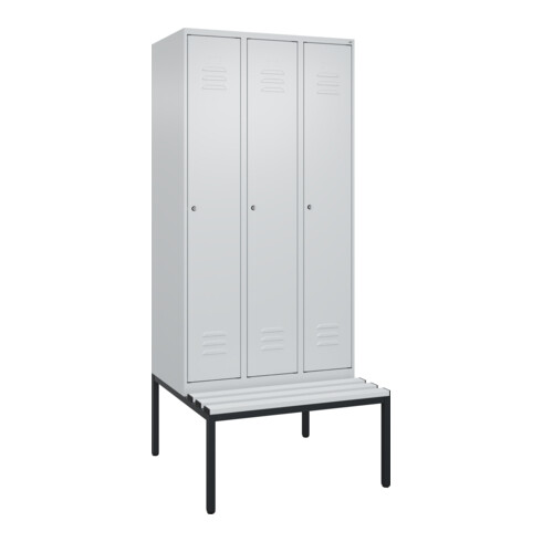 C+P Spind Classic PLUS, Bank, 3 Abteile, 2120x900x815mm, 7035/7035 Verschluss Zylinderschloss 4 Garderobenhaken Trennwand mittig Dekor Banklatten RAL 7035 Lichtgrau Sitzbanktyp untergebaut