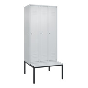 C+P Spind Classic PLUS, Bank, 3 Abteile, 2120x900x815mm, 7035/7035 Verschluss Zylinderschloss 4 Garderobenhaken Trennwand mittig Dekor Banklatten RAL 7035 Lichtgrau Sitzbanktyp untergebaut