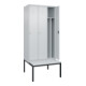 C+P Spind Classic PLUS, Bank, 3 Abteile, 2120x900x815mm, 7035/7035 Verschluss Zylinderschloss 4 Garderobenhaken Trennwand mittig Dekor Banklatten RAL 7035 Lichtgrau Sitzbanktyp untergebaut-2