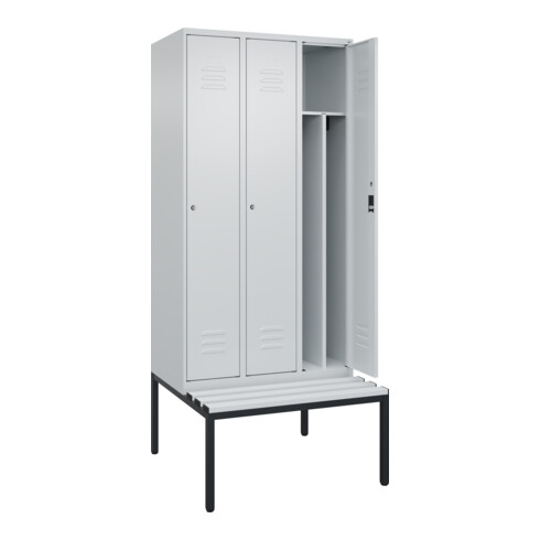 C+P Spind Classic PLUS, Bank, 3 Abteile, 2120x900x815mm, 7035/7035 Verschluss Zylinderschloss 4 Garderobenhaken Trennwand mittig Dekor Banklatten RAL 7035 Lichtgrau Sitzbanktyp untergebaut