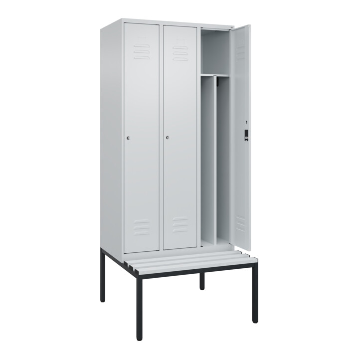 C+P Spind Classic PLUS, Bank, 3 Abteile, 2120x900x815mm, 7035/7035 Verschluss Zylinderschloss 4 Garderobenhaken Trennwand mittig Dekor Banklatten RAL 7035 Lichtgrau Sitzbanktyp untergebaut