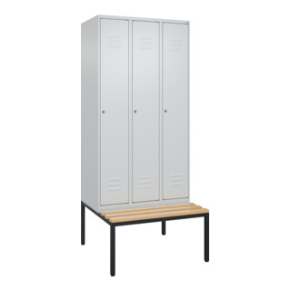 C+P Spind Classic PLUS, Bank, 3 Abteile, 2120x900x815mm, 7035/7035 Verschluss Zylinderschloss 4 Garderobenhaken Trennwand mittig  Sitzbanktyp untergebaut