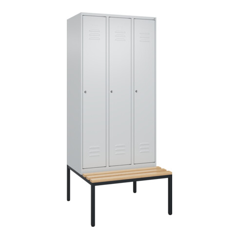 C+P Spind Classic PLUS, Bank, 3 Abteile, 2120x900x815mm, 7035/7035 Verschluss Zylinderschloss 4 Garderobenhaken Trennwand mittig Sitzbanktyp untergebaut