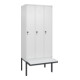 C+P Spind Classic PLUS, Bank, 3 Abteile, 2120x900x815mm, 9016/9016 Verschluss Sicherheits-Drehriegel 4 Garderobenhaken Trennwand mittig Dekor Banklatten RAL 9010 Reinweiß Sitzbanktyp auskragend-1