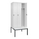 C+P Spind Classic PLUS, Bank, 3 Abteile, 2120x900x815mm, 9016/9016 Verschluss Sicherheits-Drehriegel 4 Garderobenhaken Trennwand mittig Dekor Banklatten RAL 9010 Reinweiß Sitzbanktyp untergebaut-2