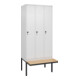 C+P Spind Classic PLUS, Bank, 3 Abteile, 2120x900x815mm, 9016/9016 Verschluss Sicherheits-Drehriegel 4 Garderobenhaken Trennwand mittig  Sitzbanktyp auskragend-1