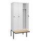C+P Spind Classic PLUS, Bank, 3 Abteile, 2120x900x815mm, 9016/9016 Verschluss Sicherheits-Drehriegel 4 Garderobenhaken Trennwand mittig  Sitzbanktyp auskragend-2