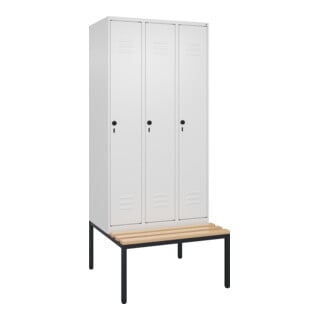 C+P Spind Classic PLUS, Bank, 3 Abteile, 2120x900x815mm, 9016/9016 Verschluss Sicherheits-Drehriegel 4 Garderobenhaken Trennwand mittig  Sitzbanktyp untergebaut