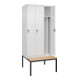 C+P Spind Classic PLUS, Bank, 3 Abteile, 2120x900x815mm, 9016/9016 Verschluss Sicherheits-Drehriegel 4 Garderobenhaken Trennwand mittig  Sitzbanktyp untergebaut-2