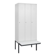 C+P Spind Classic PLUS, Bank, 3 Abteile, 2120x900x815mm, 9016/9016 Verschluss Zylinderschloss 3 Garderobenhaken  Dekor Banklatten RAL 9010 Reinweiß Sitzbanktyp auskragend