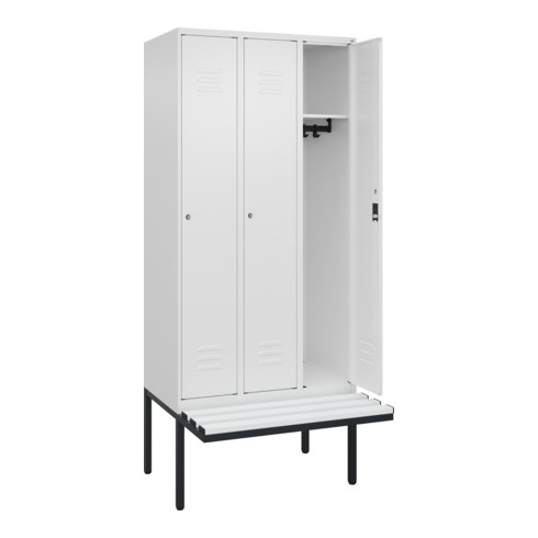 C+P Spind Classic PLUS, Bank, 3 Abteile, 2120x900x815mm, 9016/9016 Verschluss Zylinderschloss 3 Garderobenhaken  Dekor Banklatten RAL 9010 Reinweiß Sitzbanktyp auskragend