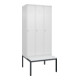 C+P Spind Classic PLUS, Bank, 3 Abteile, 2120x900x815mm, 9016/9016 Verschluss Zylinderschloss 4 Garderobenhaken Trennwand mittig Dekor Banklatten RAL 9010 Reinweiß Sitzbanktyp untergebaut-1