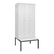 C+P Spind Classic PLUS, Bank, 3 Abteile, 2120x900x815mm, 9016/9016 Verschluss Zylinderschloss 4 Garderobenhaken Trennwand mittig Dekor Banklatten RAL 9010 Reinweiß Sitzbanktyp untergebaut
