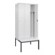 C+P Spind Classic PLUS, Bank, 3 Abteile, 2120x900x815mm, 9016/9016 Verschluss Zylinderschloss 4 Garderobenhaken Trennwand mittig Dekor Banklatten RAL 9010 Reinweiß Sitzbanktyp untergebaut-2