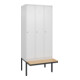 C+P Spind Classic PLUS, Bank, 3 Abteile, 2120x900x815mm, 9016/9016 Verschluss Zylinderschloss 4 Garderobenhaken Trennwand mittig  Sitzbanktyp auskragend-1