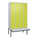 C+P Spind Classic PLUS, Bank, 4 Abteile, 2120x1200x815mm, 7035/0024 Verschluss Zylinderschloss 3 Garderobenhaken  Dekor Banklatten RAL 7035 Lichtgrau Sitzbanktyp auskragend-1