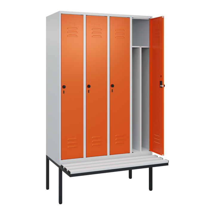 C+P Spind Classic PLUS, Bank, 4 Abteile, 2120x1200x815mm, 7035/2004 Verschluss Sicherheits-Drehriegel 4 Garderobenhaken Trennwand mittig Dekor Banklatten RAL 7035 Lichtgrau Sitzbanktyp auskragend