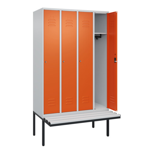 C+P Spind Classic PLUS, Bank, 4 Abteile, 2120x1200x815mm, 7035/2004 Verschluss Zylinderschloss 3 Garderobenhaken  Dekor Banklatten RAL 7035 Lichtgrau Sitzbanktyp auskragend