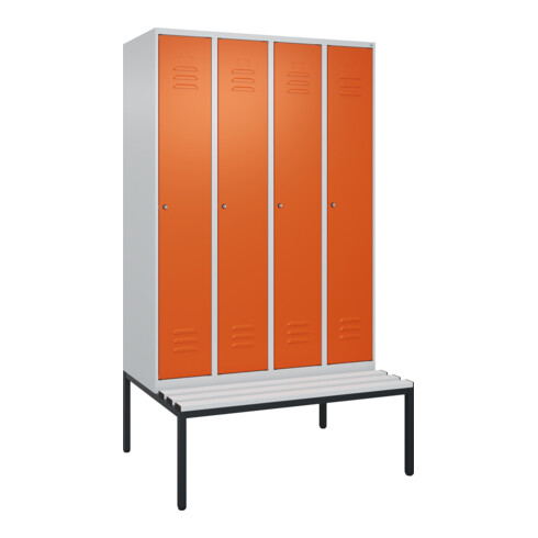 C+P Spind Classic PLUS, Bank, 4 Abteile, 2120x1200x815mm, 7035/2004 Verschluss Zylinderschloss 4 Garderobenhaken Trennwand mittig Dekor Banklatten RAL 7035 Lichtgrau Sitzbanktyp untergebaut