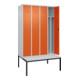 C+P Spind Classic PLUS, Bank, 4 Abteile, 2120x1200x815mm, 7035/2004 Verschluss Zylinderschloss 4 Garderobenhaken Trennwand mittig Dekor Banklatten RAL 7035 Lichtgrau Sitzbanktyp untergebaut-2
