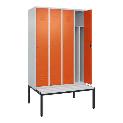 C+P Spind Classic PLUS, Bank, 4 Abteile, 2120x1200x815mm, 7035/2004 Verschluss Zylinderschloss 4 Garderobenhaken Trennwand mittig Dekor Banklatten RAL 7035 Lichtgrau Sitzbanktyp untergebaut