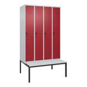 C+P Spind Classic PLUS, Bank, 4 Abteile, 2120x1200x815mm, 7035/3003 Verschluss Sicherheits-Drehriegel 4 Garderobenhaken Trennwand mittig Dekor Banklatten RAL 7035 Lichtgrau Sitzbanktyp untergebaut
