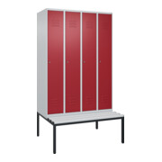 C+P Spind Classic PLUS, Bank, 4 Abteile, 2120x1200x815mm, 7035/3003 Verschluss Zylinderschloss 4 Garderobenhaken Trennwand mittig Dekor Banklatten RAL 7035 Lichtgrau Sitzbanktyp untergebaut