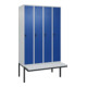 C+P Spind Classic PLUS, Bank, 4 Abteile, 2120x1200x815mm, 7035/5010 Verschluss Sicherheits-Drehriegel 4 Garderobenhaken Trennwand mittig Dekor Banklatten RAL 7035 Lichtgrau Sitzbanktyp auskragend-1