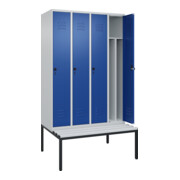 C+P Spind Classic PLUS, Bank, 4 Abteile, 2120x1200x815mm, 7035/5010 Verschluss Sicherheits-Drehriegel 4 Garderobenhaken Trennwand mittig Dekor Banklatten RAL 7035 Lichtgrau Sitzbanktyp untergebaut