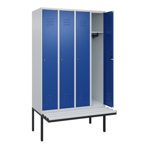 C+P Spind Classic PLUS, Bank, 4 Abteile, 2120x1200x815mm, 7035/5010 Verschluss Zylinderschloss 3 Garderobenhaken  Dekor Banklatten RAL 7035 Lichtgrau Sitzbanktyp auskragend