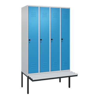 C+P Spind Classic PLUS, Bank, 4 Abteile, 2120x1200x815mm, 7035/5012 Verschluss Sicherheits-Drehriegel 4 Garderobenhaken Trennwand mittig Dekor Banklatten RAL 7035 Lichtgrau Sitzbanktyp auskragend