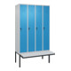 C+P Spind Classic PLUS, Bank, 4 Abteile, 2120x1200x815mm, 7035/5012 Verschluss Sicherheits-Drehriegel 4 Garderobenhaken Trennwand mittig Dekor Banklatten RAL 7035 Lichtgrau Sitzbanktyp auskragend-1