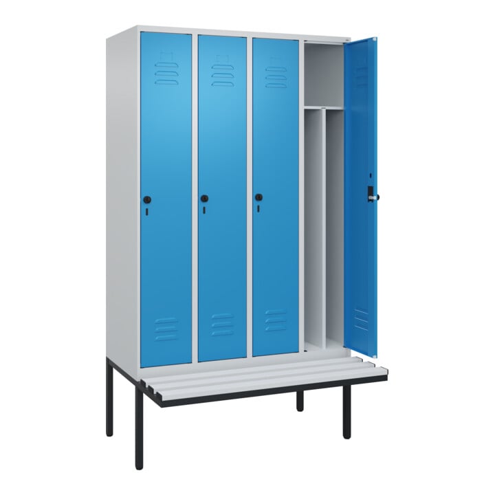 C+P Spind Classic PLUS, Bank, 4 Abteile, 2120x1200x815mm, 7035/5012 Verschluss Sicherheits-Drehriegel 4 Garderobenhaken Trennwand mittig Dekor Banklatten RAL 7035 Lichtgrau Sitzbanktyp auskragend