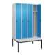 C+P Spind Classic PLUS, Bank, 4 Abteile, 2120x1200x815mm, 7035/5012 Verschluss Sicherheits-Drehriegel 4 Garderobenhaken Trennwand mittig Dekor Banklatten RAL 7035 Lichtgrau Sitzbanktyp untergebaut-2