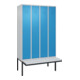 C+P Spind Classic PLUS, Bank, 4 Abteile, 2120x1200x815mm, 7035/5012 Verschluss Zylinderschloss 3 Garderobenhaken  Dekor Banklatten RAL 7035 Lichtgrau Sitzbanktyp auskragend-1