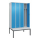 C+P Spind Classic PLUS, Bank, 4 Abteile, 2120x1200x815mm, 7035/5012 Verschluss Zylinderschloss 4 Garderobenhaken Trennwand mittig Dekor Banklatten RAL 7035 Lichtgrau Sitzbanktyp untergebaut-1