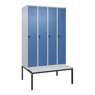 C+P Spind Classic PLUS, Bank, 4 Abteile, 2120x1200x815mm, 7035/5023 Verschluss Sicherheits-Drehriegel 4 Garderobenhaken Trennwand mittig Dekor Banklatten RAL 7035 Lichtgrau Sitzbanktyp untergebaut